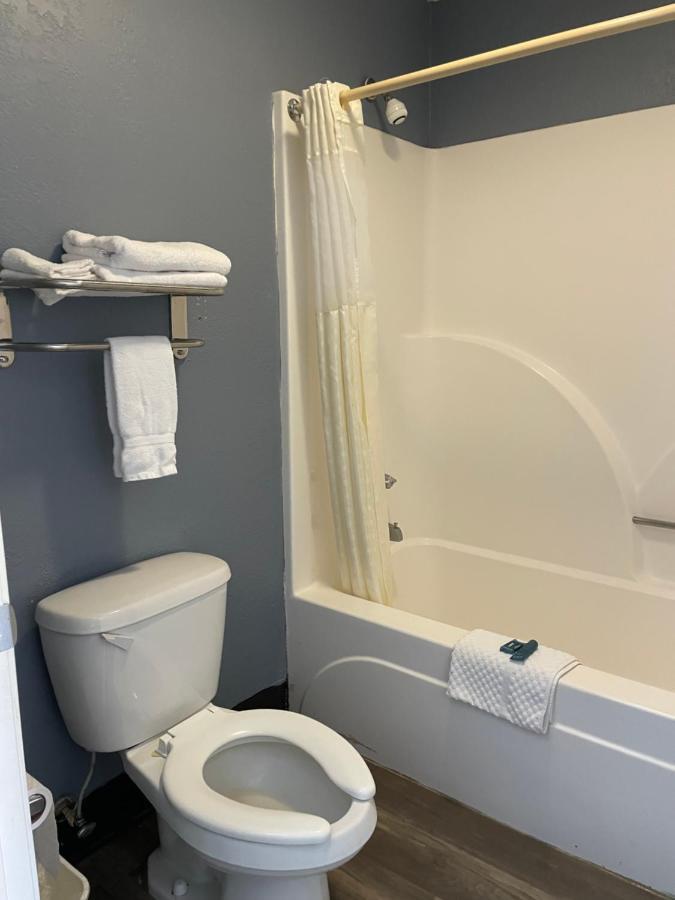 Deerfield Inn Adamsville Экстерьер фото